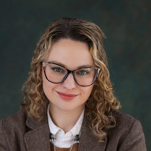 izzy Thornton Headshot Photo